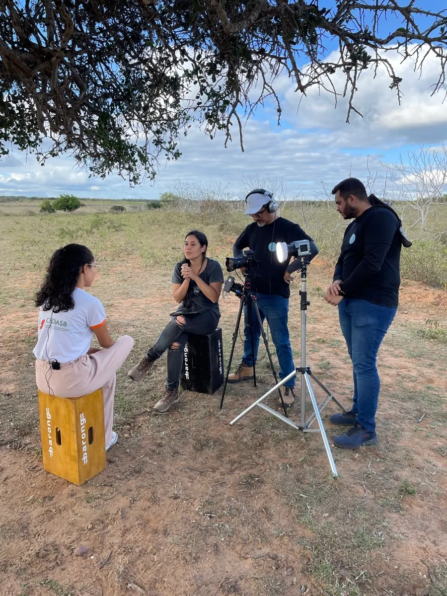 Equipe da Barong gravando um depoimento em campo, no semiárido