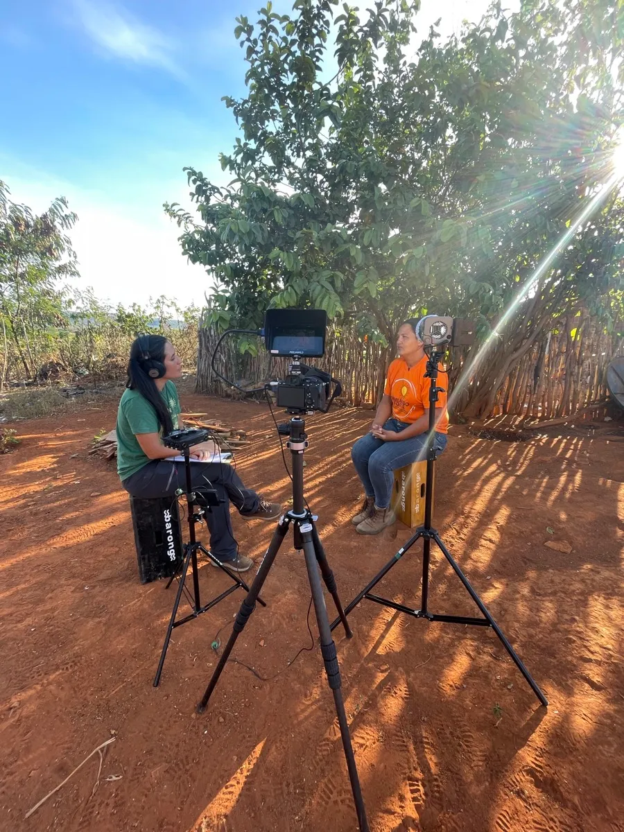 Entrevista em terreiro de terra batida, com o sol de fim de tarde ao fundo